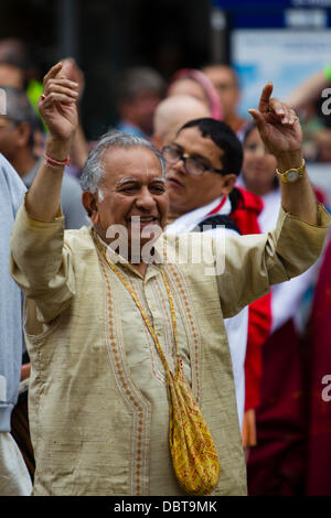 Leicester, UK, 4. August 2013.  Ein Hare Krishna Anhänger tanzt während der Rathayatra Straßenfest in Leicester Stadtzentrum entfernt.   Drei 40ft Streitwagen wurden von Hand zog durch die Stadt, begleitet von Tanz und Musik.  Rathayatra ist eine 5.000 Jahre alte Festival mit Ursprung in Jagannatha Puri in Indien. Bildnachweis: Graham Wilson/Alamy Live-Nachrichten Stockfoto
