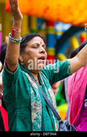 Leicester, UK, 4. August 2013.  Ein Hare Krishna Anhänger tanzt während der Rathayatra Straßenfest in Leicester Stadtzentrum entfernt.   Drei 40ft Streitwagen wurden von Hand zog durch die Stadt, begleitet von Tanz und Musik.  Rathayatra ist eine 5.000 Jahre alte Festival mit Ursprung in Jagannatha Puri in Indien. Bildnachweis: Graham Wilson/Alamy Live-Nachrichten Stockfoto