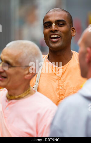 Leicester, UK, 4. August 2013.  Ein Hare Krishna Anhänger tanzt während der Rathayatra Straßenfest in Leicester Stadtzentrum entfernt.   Drei 40ft Streitwagen wurden von Hand zog durch die Stadt, begleitet von Tanz und Musik.  Rathayatra ist eine 5.000 Jahre alte Festival mit Ursprung in Jagannatha Puri in Indien. Bildnachweis: Graham Wilson/Alamy Live-Nachrichten Stockfoto
