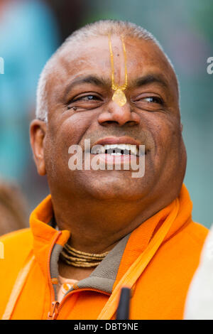 Leicester, UK, 4. August 2013.  Ein Hare-Krishna-Anhänger während der Rathayatra Straßenfest in Leicester Stadtzentrum entfernt.   Drei 40ft Streitwagen wurden von Hand zog durch die Stadt, begleitet von Tanz und Musik.  Rathayatra ist eine 5.000 Jahre alte Festival mit Ursprung in Jagannatha Puri in Indien. Bildnachweis: Graham Wilson/Alamy Live-Nachrichten Stockfoto