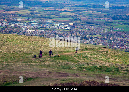 Hund-Wanderer und Radfahrer unter Worcestershire Beacon auf die Malvern Hills, Hereford & Worcestershire, England, UK Stockfoto