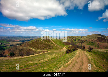 Blick nach Norden entlang der alten Shire Graben in Richtung Zuckerhut und North HIlls am Malvern Hills, Worcestershire, England, UK Stockfoto