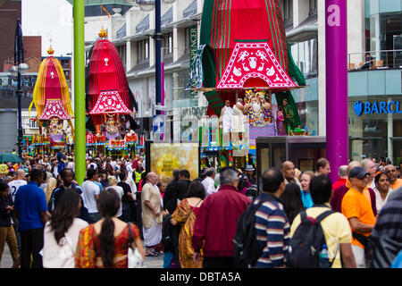 Leicester, UK, 4. August 2013. Streitwagen sind während der Rathayatra Straßenfest in Leicester Stadtzentrum Humberstone Tor mitgezogen.   Drei 40ft Streitwagen wurden von Hand zog durch die Stadt, begleitet von Tanz und Musik.  Rathayatra ist eine 5.000 Jahre alte Festival mit Ursprung in Jagannatha Puri in Indien. Bildnachweis: Graham Wilson/Alamy Live-Nachrichten Stockfoto