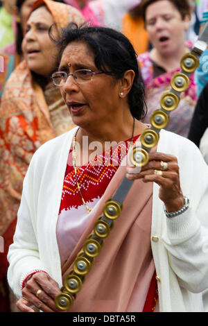 Leicester, UK, 4. August 2013.  Ein Hare Krishna Anhänger tanzt während der Rathayatra Straßenfest in Leicester Stadtzentrum entfernt.   Drei 40ft Streitwagen wurden von Hand zog durch die Stadt, begleitet von Tanz und Musik.  Rathayatra ist eine 5.000 Jahre alte Festival mit Ursprung in Jagannatha Puri in Indien. Bildnachweis: Graham Wilson/Alamy Live-Nachrichten Stockfoto