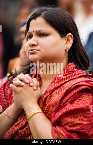 Leicester, UK, 4. August 2013.  Ein Hare-Krishna-Anhänger Uhren die Wagen während der Rathayatra Straßenfest in Leicester Stadtzentrum entfernt.   Drei 40ft Streitwagen wurden von Hand zog durch die Stadt, begleitet von Tanz und Musik.  Rathayatra ist eine 5.000 Jahre alte Festival mit Ursprung in Jagannatha Puri in Indien. Bildnachweis: Graham Wilson/Alamy Live-Nachrichten Stockfoto