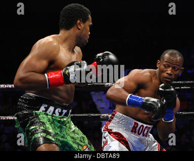 Uncasville, Connecticut, USA. 4. August 2013. 3. August 2013: Eddie Chambers (Stämmen) und Thabiso Mchunu (weiße Stämme) während ihrer NBC Sports Fight Night 10 Runden-Kampf im Cruisergewicht im Mohegan Sun Arena. Mchunu besiegt Chambers über einstimmigen Beschluss. Anthony Nesmith/CSM/Alamy Live-Nachrichten Stockfoto