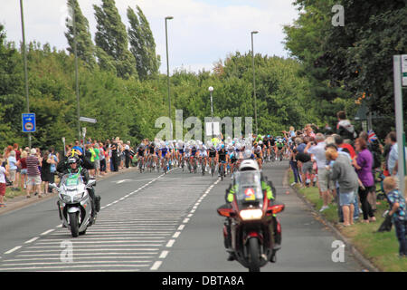 Aufsichtsrechtlichen RideLondon London-Surrey Klassiker. Sonntag, 4. August 2013. 150 Top internationale Radprofis konkurrieren um eine 137,2 Meile-Schaltung, die etwa die London 2012 Olympischen Straßenrennen Route folgt. Hauptfeld bei East Molesey, Surrey, England, UK. Bildnachweis: Ian Flasche/Alamy Live-Nachrichten Stockfoto