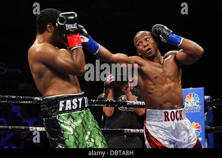 Uncasville, Connecticut, USA. 4. August 2013. 3. August 2013: Eddie Chambers (Stämmen) und Thabiso Mchunu (weiße Stämme) während ihrer NBC Sports Fight Night 10 Runden-Kampf im Cruisergewicht im Mohegan Sun Arena. Mchunu besiegt Chambers über einstimmigen Beschluss. Anthony Nesmith/CSM/Alamy Live-Nachrichten Stockfoto