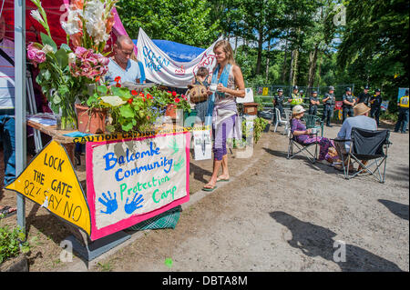 Balcombe, West Sussex, UK. 4. August 2013. Anti-Fracking Demonstranten weiter ihre Blockade der Cuadrilla Test Bohrmaschine in der Nähe von Balcombe. Bildnachweis: Guy Bell/Alamy Live-Nachrichten Stockfoto