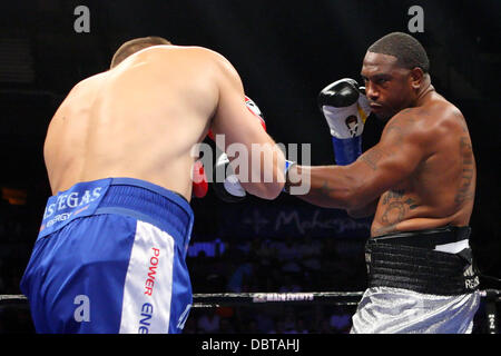 Uncasville, Connecticut, USA. 4. August 2013. 3. August 2013: Tomasz Adamek (blaue Stämme) und Dominick Guinn (Silber Stämme) während ihrer NBC Sports Fight Night 10 Runden Schwergewichts-Kampf in der Mohegan Sun Arena. Adamek besiegt Guinn über einstimmigen Beschluss. Anthony Nesmith/CSM/Alamy Live-Nachrichten Stockfoto