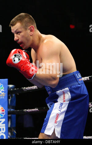 Uncasville, Connecticut, USA. 4. August 2013. 3. August 2013: Tomasz Adamek (blaue Stämme) während seine NBC Sports Fight Night 10 runde Schwergewichts-Kampf in der Mohegan Sun Arena. Adamek besiegt Guinn über einstimmigen Beschluss. Anthony Nesmith/CSM/Alamy Live-Nachrichten Stockfoto