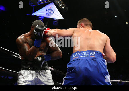 Uncasville, Connecticut, USA. 4. August 2013. 3. August 2013: Tomasz Adamek (blaue Stämme) und Dominick Guinn (Silber Stämme) während ihrer NBC Sports Fight Night 10 Runden Schwergewichts-Kampf in der Mohegan Sun Arena. Adamek besiegt Guinn über einstimmigen Beschluss. Anthony Nesmith/CSM/Alamy Live-Nachrichten Stockfoto