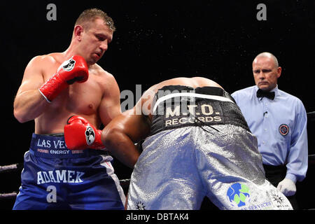 Uncasville, Connecticut, USA. 4. August 2013. 3. August 2013: Tomasz Adamek (blaue Stämme) und Dominick Guinn (Silber Stämme) während ihrer NBC Sports Fight Night 10 Runden Schwergewichts-Kampf in der Mohegan Sun Arena. Adamek besiegt Guinn über einstimmigen Beschluss. Anthony Nesmith/CSM/Alamy Live-Nachrichten Stockfoto