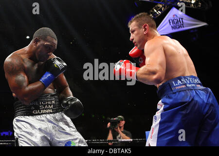 Uncasville, Connecticut, USA. 4. August 2013. 3. August 2013: Tomasz Adamek (blaue Stämme) und Dominick Guinn (Silber Stämme) während ihrer NBC Sports Fight Night 10 Runden Schwergewichts-Kampf in der Mohegan Sun Arena. Adamek besiegt Guinn über einstimmigen Beschluss. Anthony Nesmith/CSM/Alamy Live-Nachrichten Stockfoto