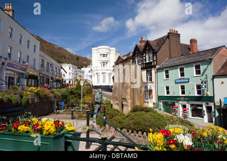 Die Bronze-Statue von Sir Edward Elgar und die Enigma-Brunnen in Great Malvern, Worcestershire, England, UK Stockfoto