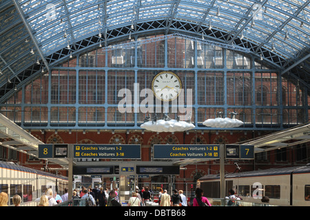 Innenraum, großer Saal von St. Pancras International Bahnhof, 132013 St Pancras, Euston, London UK Stockfoto