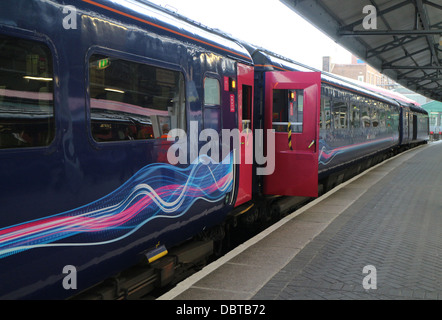 Warten auf Abfahrt auf Plattform um Swansea Railway Station 132015 Train Great Western Zug Stockfoto