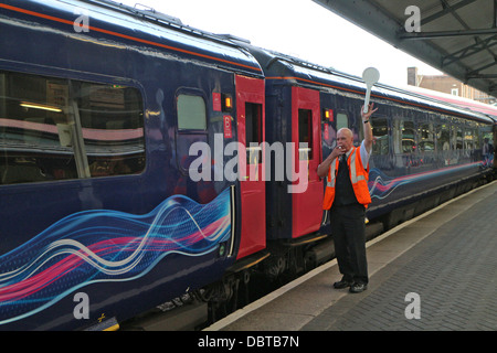 Station Manager Signalisierung Abfahrt des Zuges auf Plattform bei Swansea Railway station Great Western 132017 Train Stockfoto