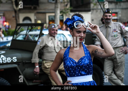 Senigallia, Italien. 3. August 2013. Summer Jamboree [International Festival 60 Wiederbelebung & Rock'n'Roll], Militärs, Pin-up Girl, am Piazza del Castello in Senigallia, Italien am 3. August 2013 zu betrachten. Bildnachweis: Valerio Agolino/Alamy Live-Nachrichten Stockfoto