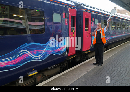 Station Manager Signalisierung Abfahrt des Zuges auf Plattform bei Swansea Railway station Great Western 132018 Train Stockfoto