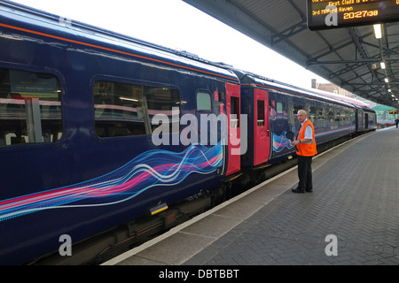 Station Manager Signalisierung Abfahrt des Zuges auf Plattform bei Swansea Railway station Great Western 132019 Train Stockfoto