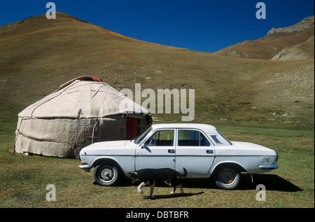 Alte russische Auto- und Jurte, Tash Rabat, Kirgisien, Zentralasien Stockfoto