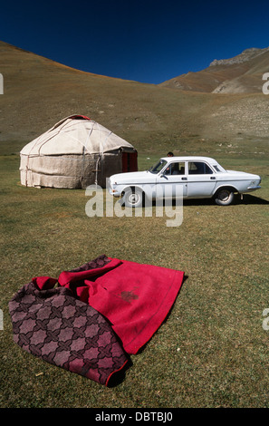 Alte russische Auto- und Jurte, Tash Rabat, Kirgisien, Zentralasien Stockfoto