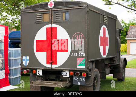 Woodhall Spa. 4. August 2013. Woodhall Spa 1940er Wochenende 08.04.2013 Lincolnshire Dorf UK England.  traditionelle 1940er Jahren Kriegszeit der Ära zusammen mit Krieg Fahrzeugen Credit: Paul Thompson Live News/Alamy Live News Stockfoto