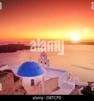 Blick auf einer blauen Kuppel der Kirche St. Spirou in Firostefani auf der Insel Santorini, bei Sonnenuntergang Stockfoto