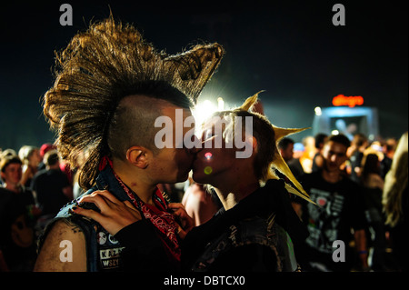 Ein Punk-paar küssen während des Przystanek Woodstock Music Festivals in Kostrzyn, Polen. Stockfoto