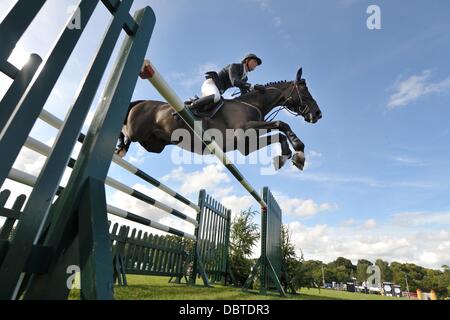 04.08.2012. Hickstead, England.  Ben Maher Reiten Triple X III gewinnt The Longines King George V Gold Cup.   Der Longines Royal International Horse Show 2013 aus der All England Kurs Hickstead.   Stephen Bartholomäus/Stephen Bartholomäus Fotografie Stockfoto