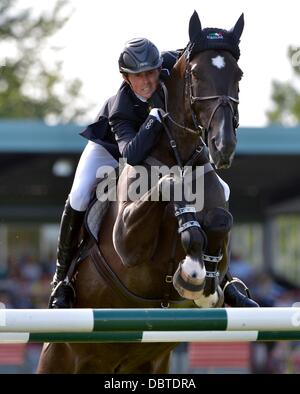 04.08.2012. Hickstead, England.  Ben Maher Reiten Triple X III gewinnt The Longines King George V Gold Cup.   Der Longines Royal International Horse Show 2013 aus der All England Kurs Hickstead.   Stephen Bartholomäus/Stephen Bartholomäus Fotografie Stockfoto