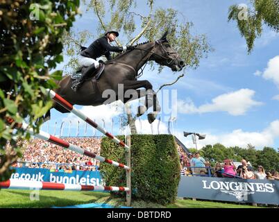 04.08.2012. Hickstead, England.  Ben Maher Reiten Triple X III gewinnt The Longines King George V Gold Cup.   Der Longines Royal International Horse Show 2013 aus der All England Kurs Hickstead.   Stephen Bartholomäus/Stephen Bartholomäus Fotografie Stockfoto