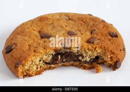 neue Maryland Gooeys gebissen, knusprige Schoko-Cookie mit einem klebrigen schokoladig isoliert auf weißem Hintergrund gefüllt Stockfoto