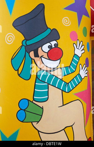 Clown jonglieren Kugeln Detail auf Hüpfburg Stockfoto