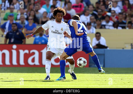 Los Angeles, Kalifornien, USA. 3. August 2013. 3. August 2013 Los Angeles, Kalifornien: Real Madrid Verteidiger Marcelo Vieira (12) blockiert Everton Mittelfeldspieler Seamus Coleman (23), als er den Ball in Aktion während Spiel 5 von Guinness International Champions Cup Soccer Spiel zwischen Everton und Real Madrid im Dodger Stadium am 3. August 2013 in Los Angeles, Kalifornien zieht. Rob Carmell/CSM/Alamy Live-Nachrichten Stockfoto