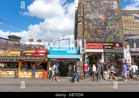 Eine Auswahl an Geschäften und essen Erkenntnisse auf Camden High Street, in der Nähe von Camden Market, London, England, UK. Stockfoto