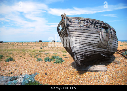 Verlassene Fischkutter am Strand von Dungeness, Kent. Stockfoto