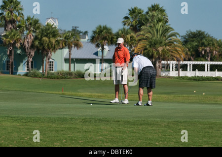 Golfen auf dem Golfplatz Amelia im Mallory Hill Country Club in The Villages, Florida Bewohner. Stockfoto