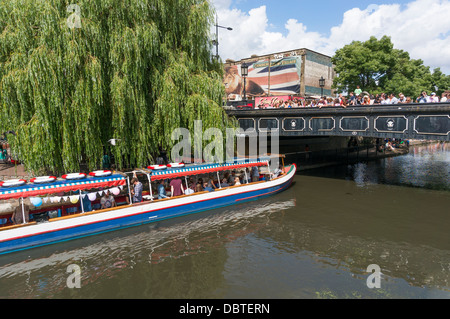 Ein Wasserbus auf Camden Lock, in der Nähe von Camden Market, unter Regents Canal Bridge, London, England, UK. Stockfoto