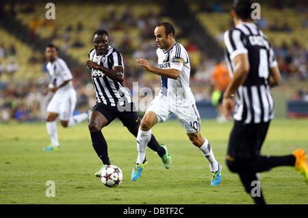 Los Angeles, Kalifornien, USA. 3. August 2013. 3. August 2013 Los Angeles, Kalifornien: Los Angeles Galaxy Mittelfeldspieler Landon Donovan (10) bewegt sich der Ball in Aktion während Match 6 Guinness International Champions Cup Soccer Spiel zwischen Juventus Turin und Los Angeles Galaxy im Dodger Stadium am 3. August 2013 in Los Angeles, Kalifornien. Rob Carmell/CSM/Alamy Live-Nachrichten Stockfoto