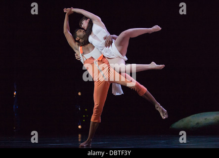 Ballet Preljocaj Schneewittchen am Sadler es Wells Theatre in London, in Kostüme entworfen von Jean Paul Gaulier durchführen Stockfoto