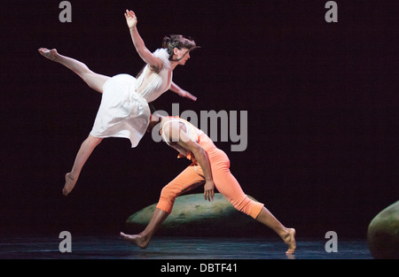 Ballet Preljocaj Schneewittchen am Sadler es Wells Theatre in London, in Kostüme entworfen von Jean Paul Gaulier durchführen Stockfoto