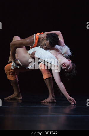 Ballet Preljocaj Schneewittchen am Sadler es Wells Theatre in London, in Kostüme entworfen von Jean Paul Gaulier durchführen Stockfoto