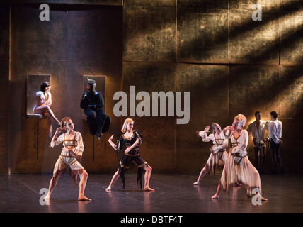 Ballet Preljocaj Schneewittchen am Sadler es Wells Theatre in London, in Kostüme entworfen von Jean Paul Gaulier durchführen Stockfoto