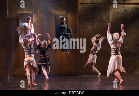 Ballet Preljocaj Schneewittchen am Sadler es Wells Theatre in London, in Kostüme entworfen von Jean Paul Gaulier durchführen Stockfoto