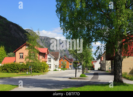 Typischen norwegischen Holzhäusern entlang ruhigen Hauptstraße in Dorf Dalen, Telemark, Norwegen, Skandinavien Stockfoto