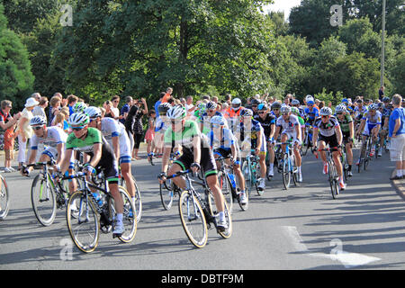 Aufsichtsrechtlichen RideLondon London-Surrey Klassiker. Sonntag, 4. August 2013. 150 Top internationale Radprofis konkurrieren um eine 137,2 Meile-Schaltung, die etwa die London 2012 Olympischen Straßenrennen Route folgt. Hauptfeld der Scilly-Inseln, Esher, Surrey, England, UK. Bildnachweis: Ian Flasche/Alamy Live-Nachrichten Stockfoto