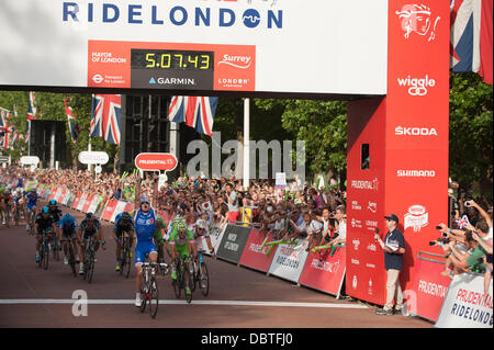 London, UK. 4. August 2013. Französischer Radrennfahrer Arnaud Demare gewinnt das 140 Meilen London Surrey Classic pro Rennen Credit: Malcolm Park/Alamy Live News Stockfoto