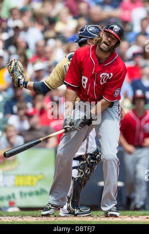 Milwaukee, Wisconsin, USA. 4. August 2013. 4. August 2013: Washington Nationals Recht Fielder Jayson Werth #28 reagiert nach immer hit by Pitch im zweiten Inning während der Major League Baseball Spiel zwischen den Milwaukee Brewers und den Washington Nationals im Miller Park in Milwaukee, Wisconsin. Staatsangehörigen führen die Brauer 3-1 im 3. Inning. John Fisher/CSM. Bildnachweis: Csm/Alamy Live-Nachrichten Stockfoto